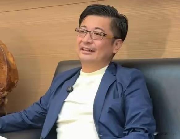彰化谢典霖被捕了，包括父母郑汝芬、谢新隆也被检调声押。谢衣凤回应来了！就在9月16日，彰化检调突然传唤了谢典霖等20人，讯问后，谢典霖及其父母等5人牵扯“贿选”名义，已当庭逮捕并向彰化地院声请羁押。
按照彰化检调的说法，彰化县议场于今年6月间有溪湖镇市众参与餐叙活动引发争议，因此他们随即进行侦办，调