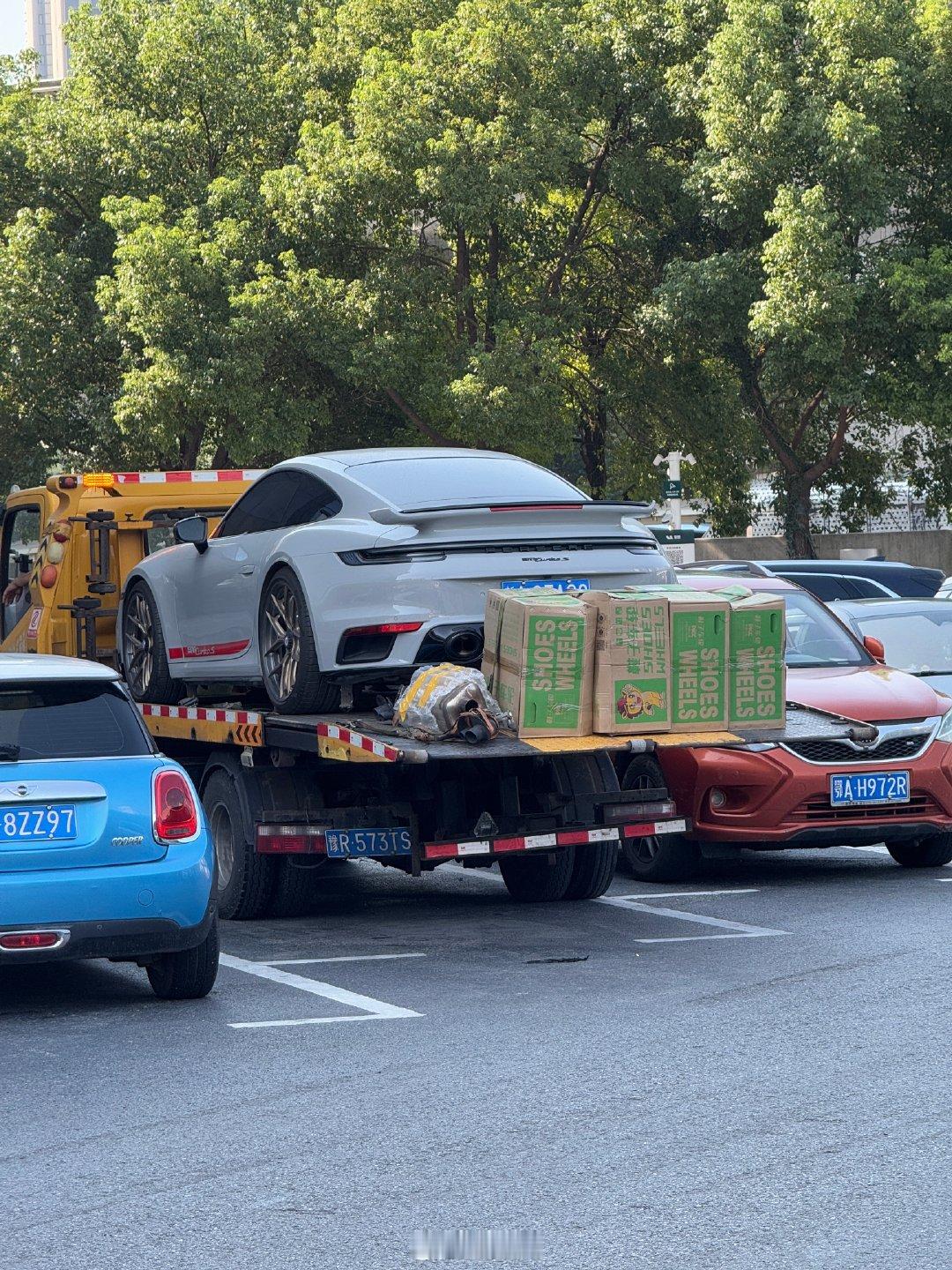 哑灰保时捷911 Turbo S准新车到店 跨越3000多公里的大快递 ​
