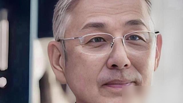 陈道明忘词了，郭麒麟张嘴就接，一个字没差。
拍朝堂戏，满场老戏骨，陈道明突然卡壳。空气都凝固了，郭麒麟直接顶上去，台词、气口、情绪全对。陈道明当场点头，私下跟人夸：这孩子，真行。
没上过大学，说相声出身，演配角起家。别人看他是“星二代”，他把自己练成了“救场王”。
这两年更狠，演装殓师，演暗黑
