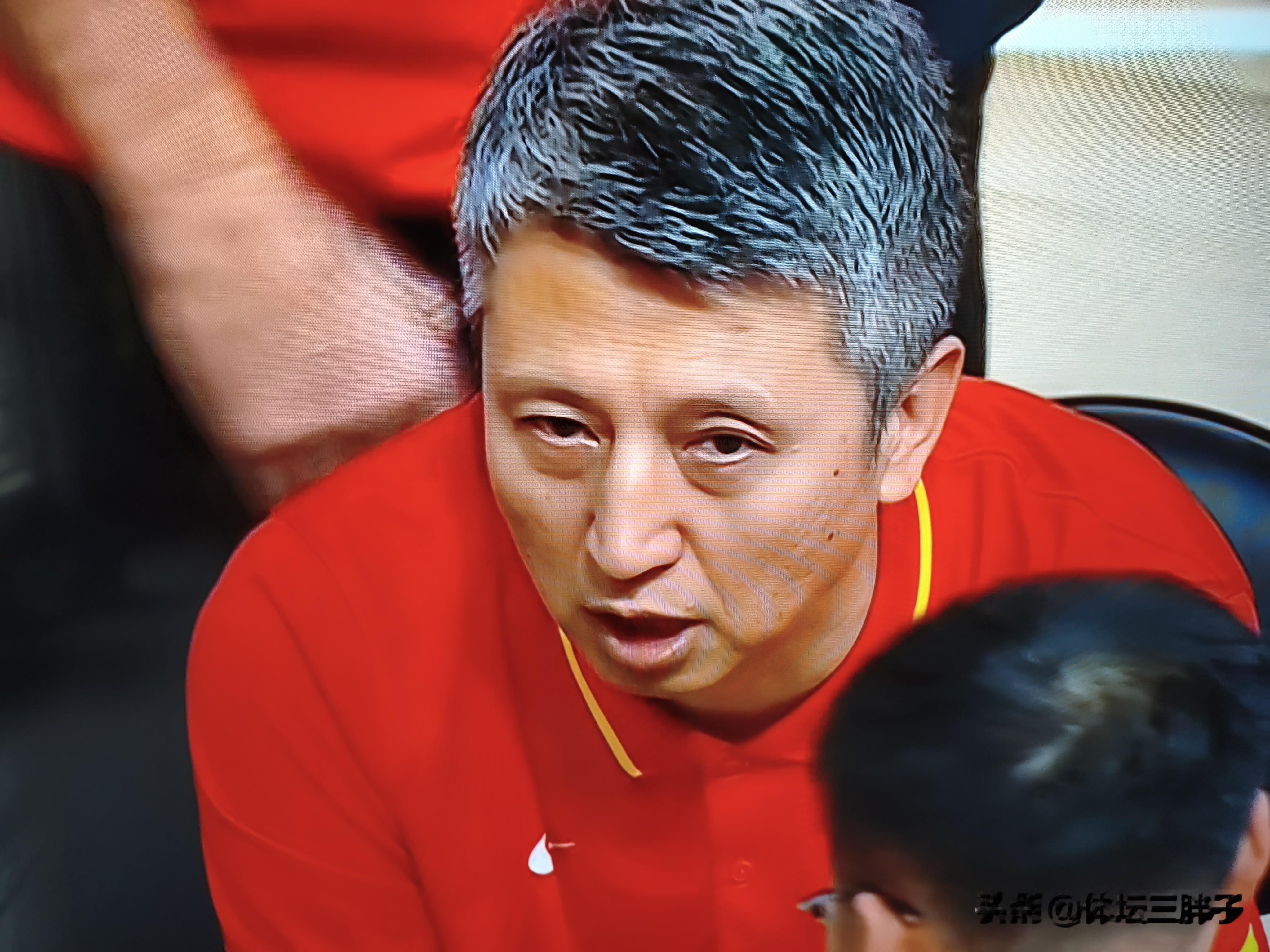 作者加速成长计划郭士强要是真听我的建议，那么今后中国男篮十一月份的世预赛，后卫线主力就是赵继伟与廖三宁组合，赵睿与庞峥麟，高诗岩是替补。另外，前锋线张镇麟，胡金秋是主力，曾凡博与李弘权是替补。中锋线上杨翰森与周琦是主力，徐昕是替补。郭导真听我的，队长是赵继伟。如果郭士强听我的，这个阵容肯定比参加