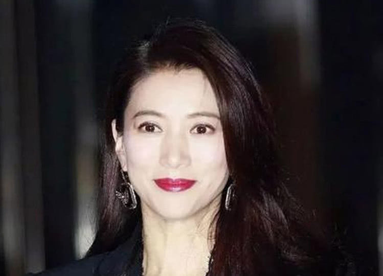 袁咏仪：我第一次见巩俐的时候惊呆了，这也太美了！