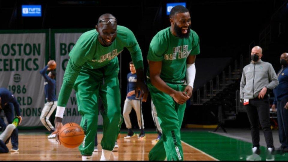 2米29高塔塔科·法尔正式签约76人重返NBA，签下一份Exhibit 10合同。
昔日凯尔特人队友，如今在费城即将重聚，法尔直言十分珍惜这次机会，期待与杰伦·布朗联手，全力以赴帮助球队。#法尔##76人# ​