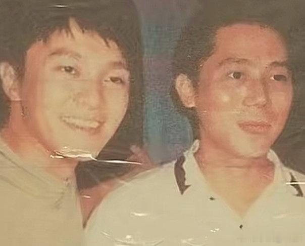 是世纪大和解还是给的太多了 曾评价周星驰无厘头是墙角的李诚儒去剧版喜剧之王客串了
还晒出了1994年和周星驰的合影屁图[笑而不语]（原图其实是梁朝伟） ​