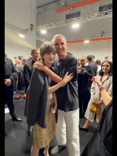 米兰秀场后台趣事被网友拍下，Prada联合创意总监Raf Simons和品牌全球代言人杨幂相谈甚欢，两人聊得十分投缘。
出人意料的是，兴致很高的设计师，拿出了竞品马吉拉的外套，还亲自上前为杨幂披上。这突如其来的举动，也让杨幂当场露出惊讶的神情，这段有趣的画面流出之后，迅速在网上引发热议。