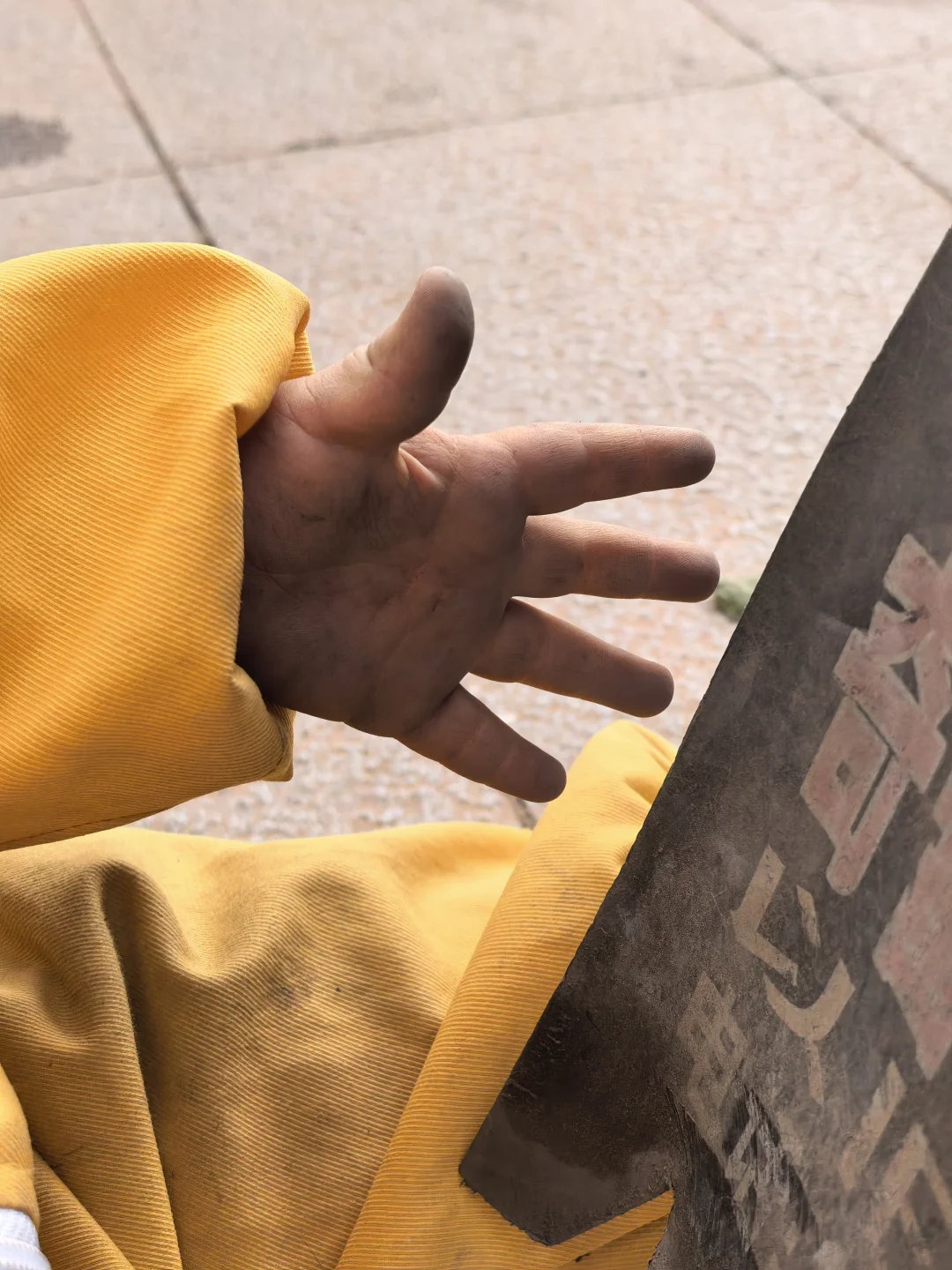 看着小洛熙紧握的拳头✊当妈的我哭了！