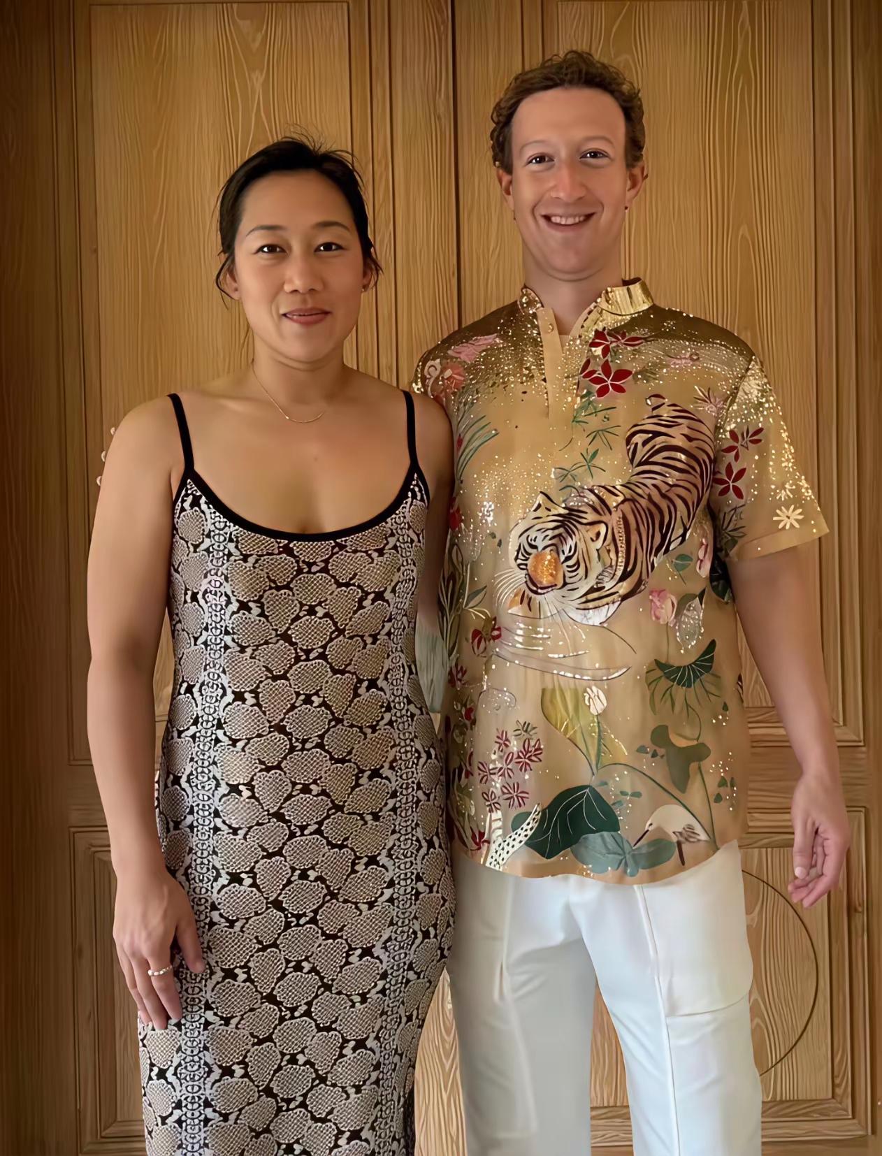 扎克伯格媳妇普莉希拉·陈，你仔细瞅过没？那身板，那胳膊，比扎克伯格自己都粗一圈。手上青筋暴起，骨节粗大，往那一站，不知道的还以为是他保镖。

面相也偏硬朗，下颌线比她老公还分明。网上有人调侃说扎克伯格每天面对这么一张脸，开会都不敢走神。

但你别说，人家两口子恩爱得很，生了仨娃，扎克伯格出门带着老婆