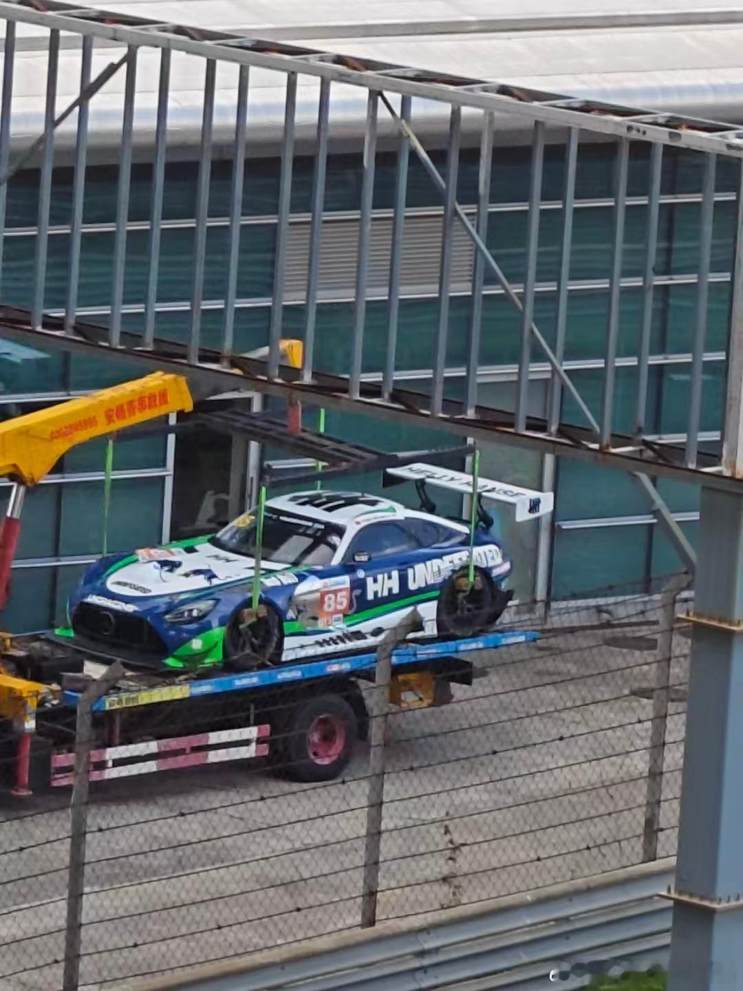 #王一博赛车被撞退赛#China GT上海站赛事上，王一博驾驶的赛车一路从第十七位追到组别第三，却在弯道被其他车辆撞击，赛车受损无奈退赛，赛会判定肇事方负全部责任。赛车运动本身充满风险与变数，奋力冲刺却因意外出局格外让人惋惜。竞技赛场应当尊重每一位选手的付出，不必过度发酵冲突，把评判交给赛 ​