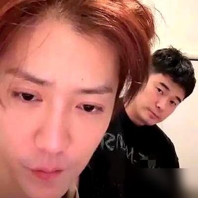 陈赫开直播打游戏，鹿晗素颜坐旁边一直碎碎念指挥，陈赫直接一句“你上过这分段吗”，鹿晗当场闭嘴。
连线的邓超和范志毅笑到拍桌子，弹幕全在刷“还得是亲兄弟”。
就这俩人，一个敢说一个敢听，没半点偶像包袱。
想起鹿晗前阵子在常州音乐节摔了一跤，爬起来接着唱，底下粉丝哭成一片。
你看，真朋友就是敢当