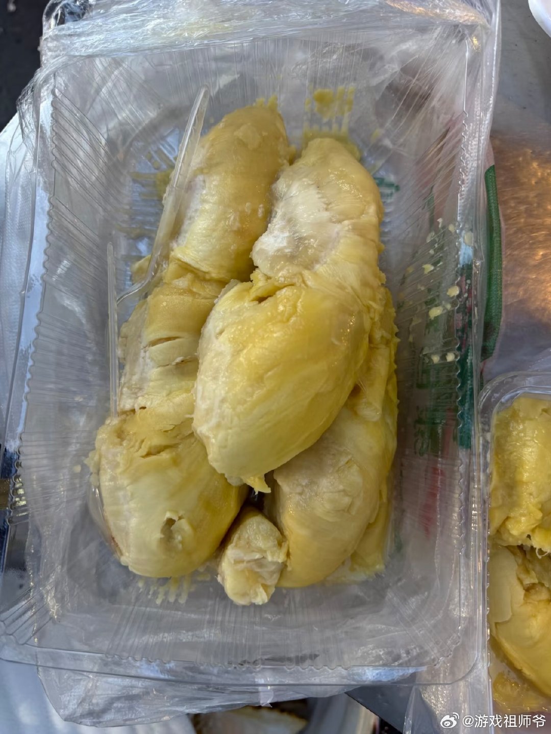 #买的榴莲打开里面是橡皮泥#
买的榴莲打开里面是橡皮泥，看那个视频感觉像摆拍的啊
而且现在热度这么高，如果真是假的那应该会被惩戒吧[并不简单] ​