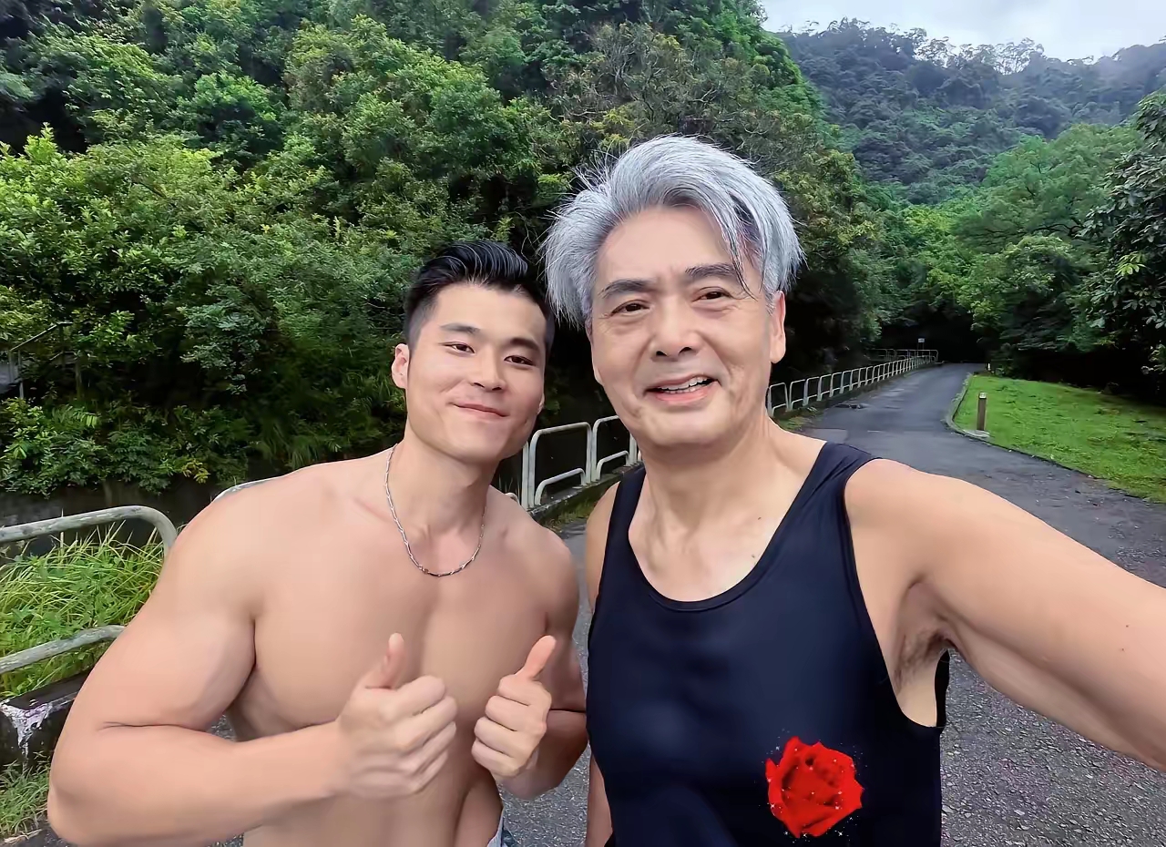 71岁周润发太平山跑步被偶遇，满头白发发量浓密，把“不装的衰老”活成了圈内范本
近日有跑友在香港太平山山道偶遇71岁的周润发，一身利落黑色运动装束刚跑完一圈，浑身大汗淋漓却气息平稳，体力状态完全不输身边的年轻跑者。
镜头里的发哥一头短发几乎全白，难得的是发量依旧浓密，完全没有这个年纪常见的脱发困扰。