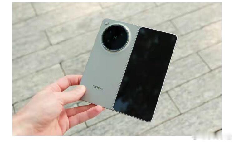 5. OPPO Find N6：影像与折痕控制都很有看点OPPO Find N6是今年我比较喜欢的一款大折叠，尤其是它对折痕的处理，确实值得关注。以前不少折叠屏虽然做得越来越薄，但展开后那道折痕始终有点碍眼。Find N6这次换上了新的铰链和天穹记忆玻璃，目的就是让屏幕看起来更平整。8.12英寸内屏搭配6.62英寸外屏， ​