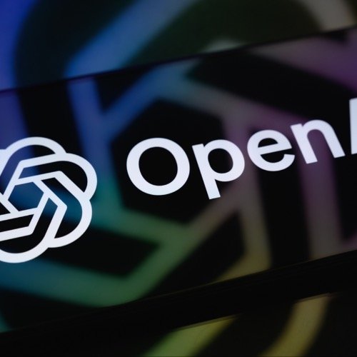 内部高管愤然离职！OpenAI前安全负责人发文痛批：为赶进度牺牲安全，企业文化已经变质
 
OpenAI安全透明度负责人戴维·鲁滨逊近期宣布离职，并且刊发长文公开炮轰公司，指责OpenAI一味追逐产品迭代速度，不断牺牲安全底线，现有AI开发模式，已经扛不住越来越大的AI失控隐患。
 
戴维·鲁滨逊在