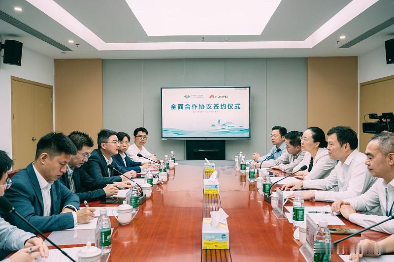 赛力斯和华为这波新五年合作落地，完全不是之前网传的简单把主导权甩回赛力斯手里。
之前半个月刚官宣问界的产品定义、设计、营销全由赛力斯主导，华为只做赋能，转头就签了升级协议，还要联合组建问界专属业务团队，专属专营的模式也继续保留。
说白了就是两边把资源掰得更清楚，已经攒下百万级用户基础的问界，不用再和
