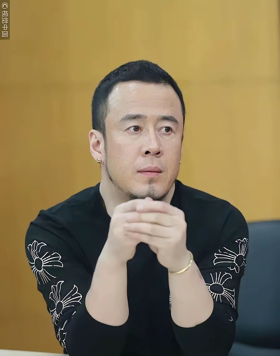 这是歌手杨坤，今年已经54岁。有钱有名还有地位，事业上收获满满，可至今没有成家，也没有子女。独自走过这么多年，很多网友感慨，人生很难事事圆满，有得就有失。