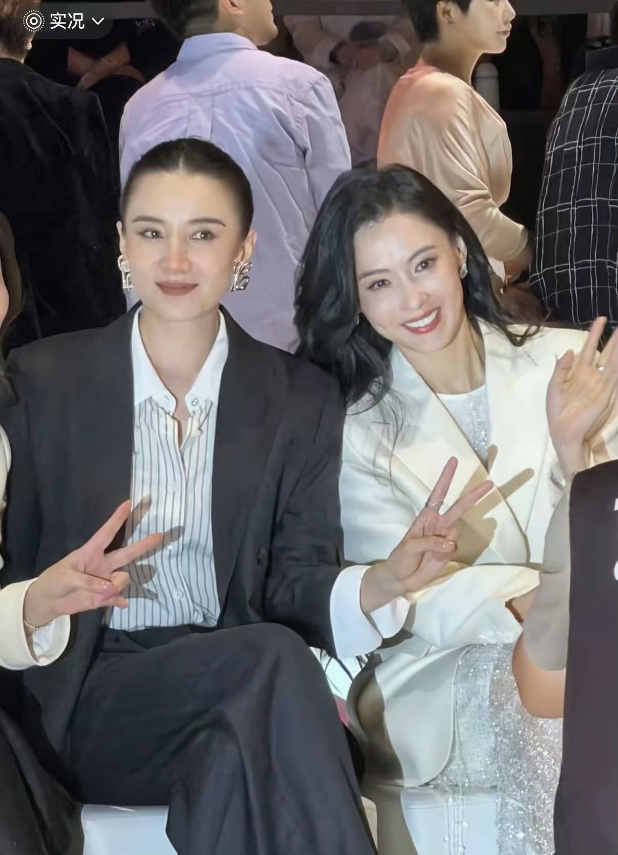 宋佳：今晚这场大秀，灯光打得真够考验人。
张柏芝：是啊，镜头一扫过来，什么状态都藏不住。

宋佳：我索性穿一身黑西装，简单利落，反倒省心。
张柏芝：我还想着多装点柔美的感觉，没想到网上已经开始拿我们做对比。

宋佳：外界总爱分个高低输赢，美哪有标准答案。
张柏芝：话是这么说，同龄女星同台，免不了被拿