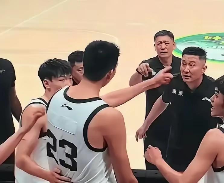 季后赛淘汰赛明天开始，但是广大球迷讨论的话题还是来自广东男篮，来自杜...