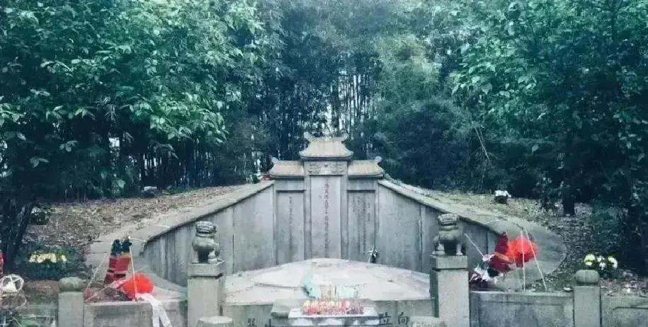 1977年，左宗棠的坟墓居然轰地一声就被炸毁了，远在新疆的王震听说之后勃然大怒，立刻联系了湖南省委，要求进行修复。是什么人要炸开左大人的墓的呢？
王震放下电话，在办公室里走了两圈。他没有等湖南的报告，直接叫来了自己的警卫参谋。“你亲自跑一趟，”他在地图上点了点湘阴的位置，“不要惊动地方，去看看现场到