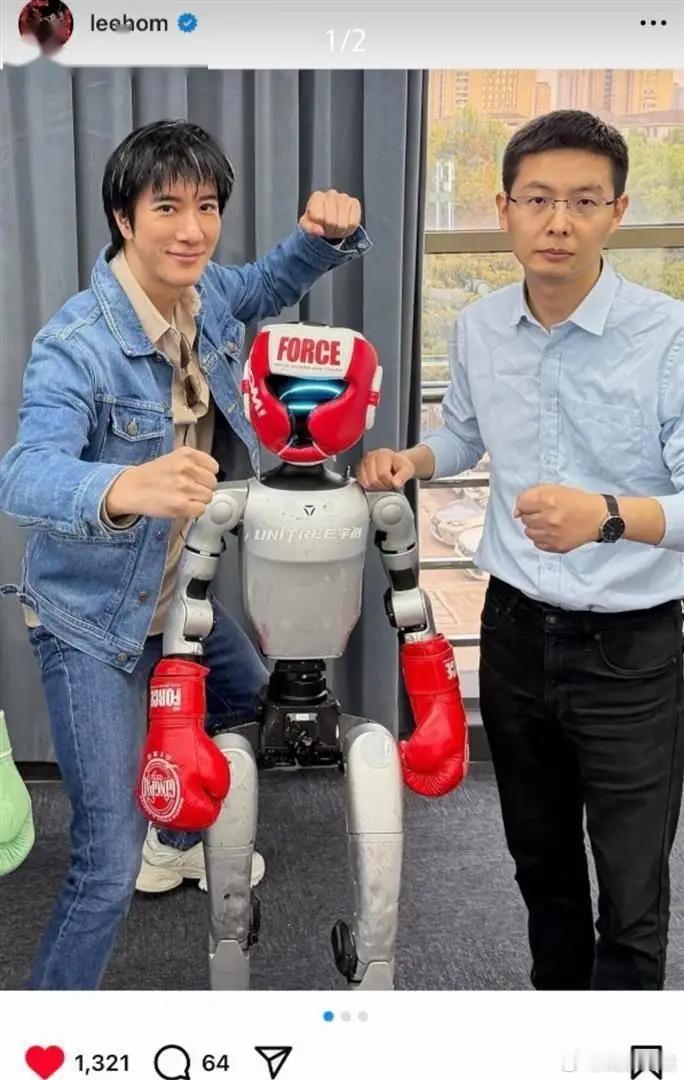 #宇树上市王力宏王兴兴坐一桌#
“王力宏×王兴兴”坐一桌，名字像亲戚，缘分是机器人牵的线。 去年成都演唱会6台宇树G1伴舞《火力全开》，马斯克转发喊impressive，文娱和硬科技第一次这么自然地碰杯。 

今天宇树科创板敲钟收涨460%、市值3400亿，王兴兴成90后新首富，答谢宴把力宏哥安排进1号主桌—— ​