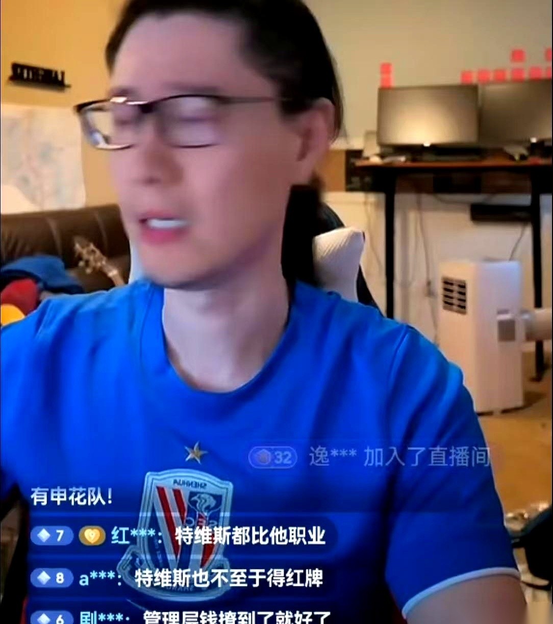 申花老球迷“大兵”最近的一番话，把两代外援直接扒得连底裤都不剩。他抛出的结论相当反直觉：当年那个被骂成筛子的特维斯，在申花人心里，硬是比现在的米内罗高出一头。
其实不难理解，看台上的眼睛是最毒的。
当年特维斯顶着天价光环落地上海，整天丧着个脸。球场顶棚的探照灯打下来，他连个笑模样都没有，三棍子打不出