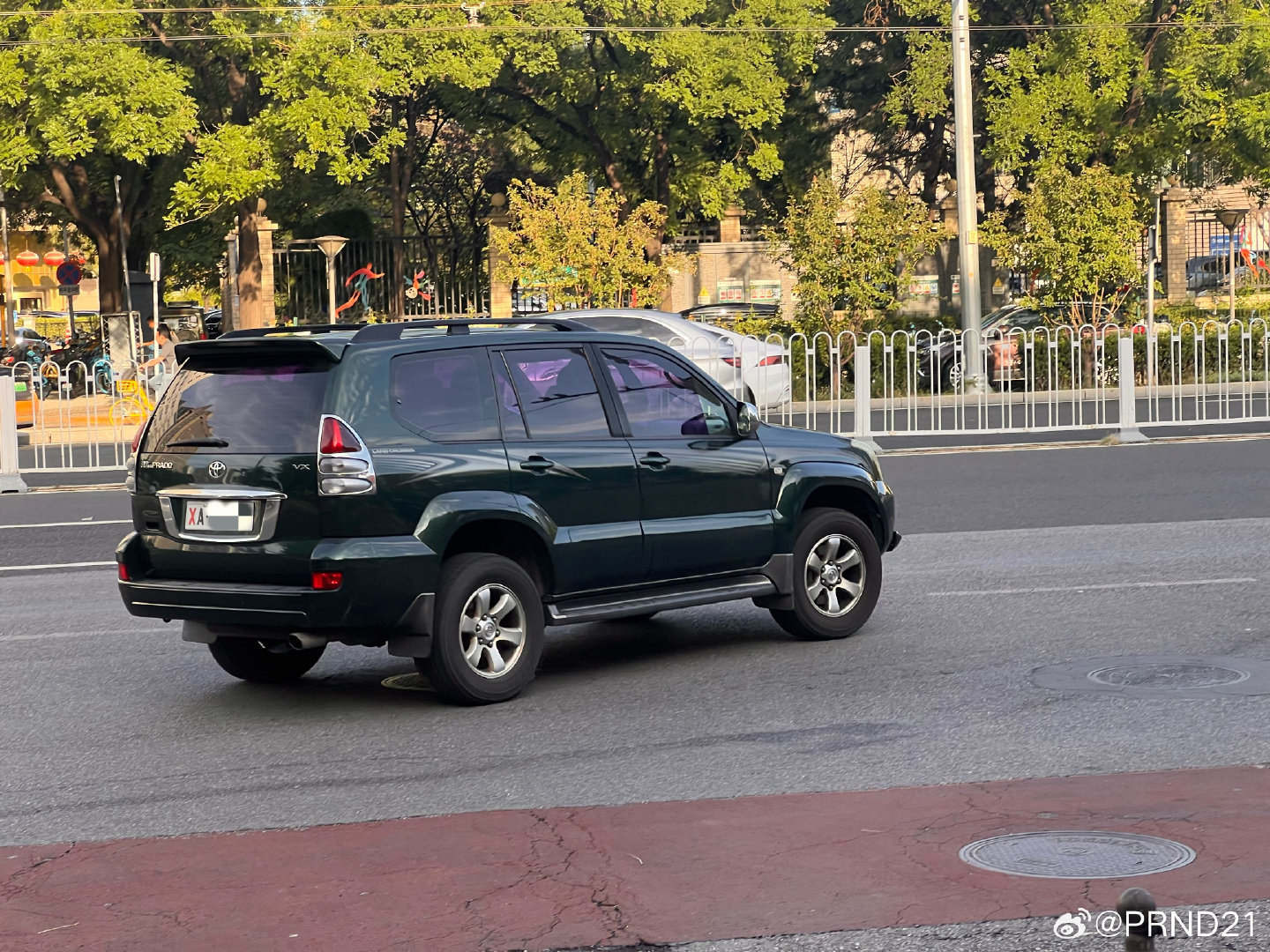 老当益壮、仍然非常规整的白牌120系丰田霸道4.0 VX[思考]……哎？我咋记得四川丰田造的120系霸道好像都是尾门备胎啊？这个下挂备胎的好神奇……
#妇科聊汽车常识#  ​