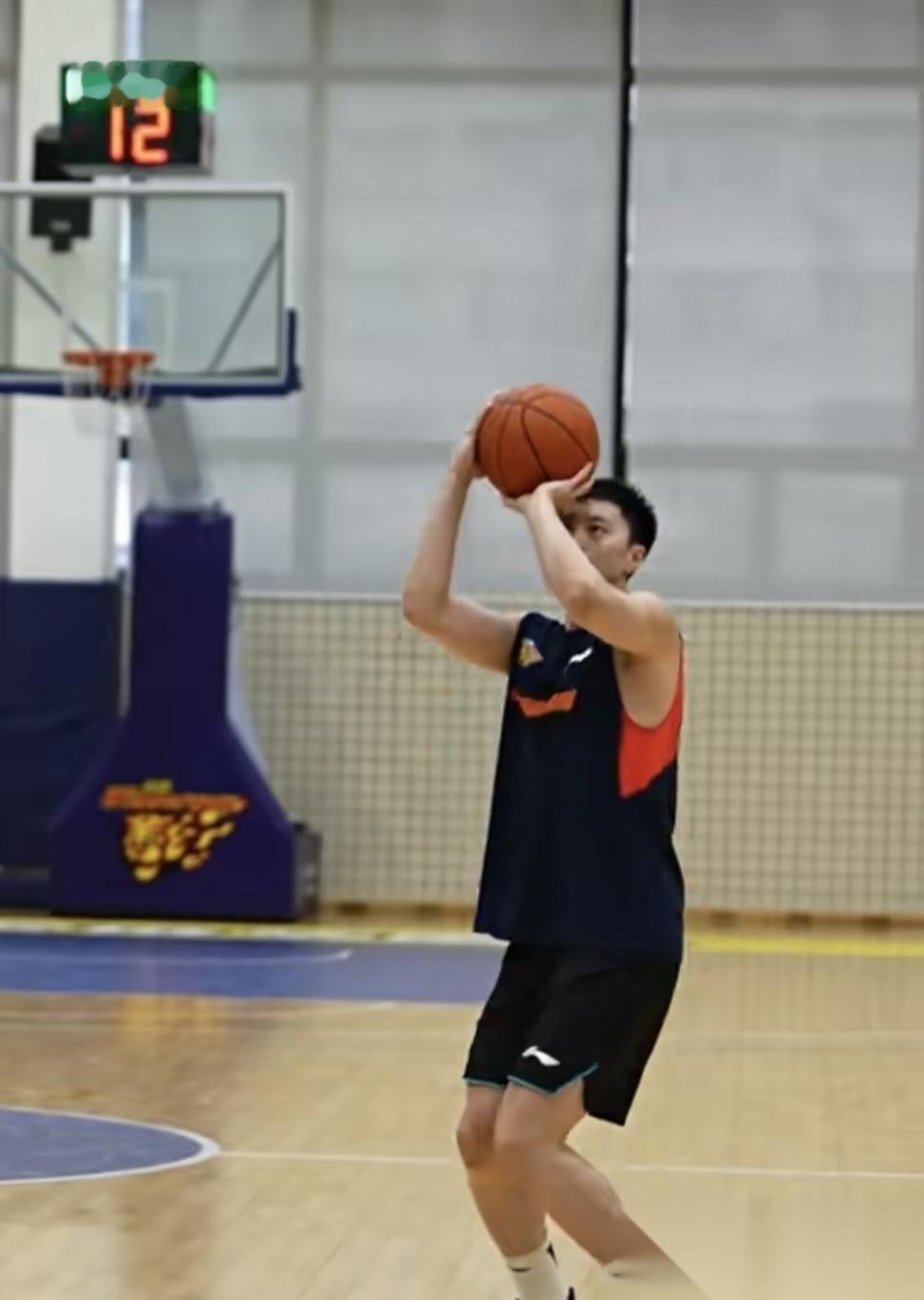 广东宏远男篮5V5训练照曝光，麦考尔已经归队了。拉科塞维奇在萨姆纳赛季...