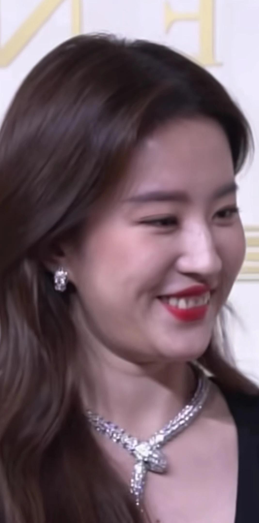 刘亦菲三个字凭什么是顶级美丽的代名词，答案就在她那些不加修饰的路人镜头里。环球影城的“死亡顶光”向来是明星照妖镜，她全素颜往那一站，皮肤照样白得透亮，被围观群众说“画质模糊，但美貌清晰”。更让人服气的是骨相。高颅顶、饱满的鼻基底、内收的颧骨，这些东西不靠妆撑，是老天给的抗老支架，撑住了三十九岁的轮廓