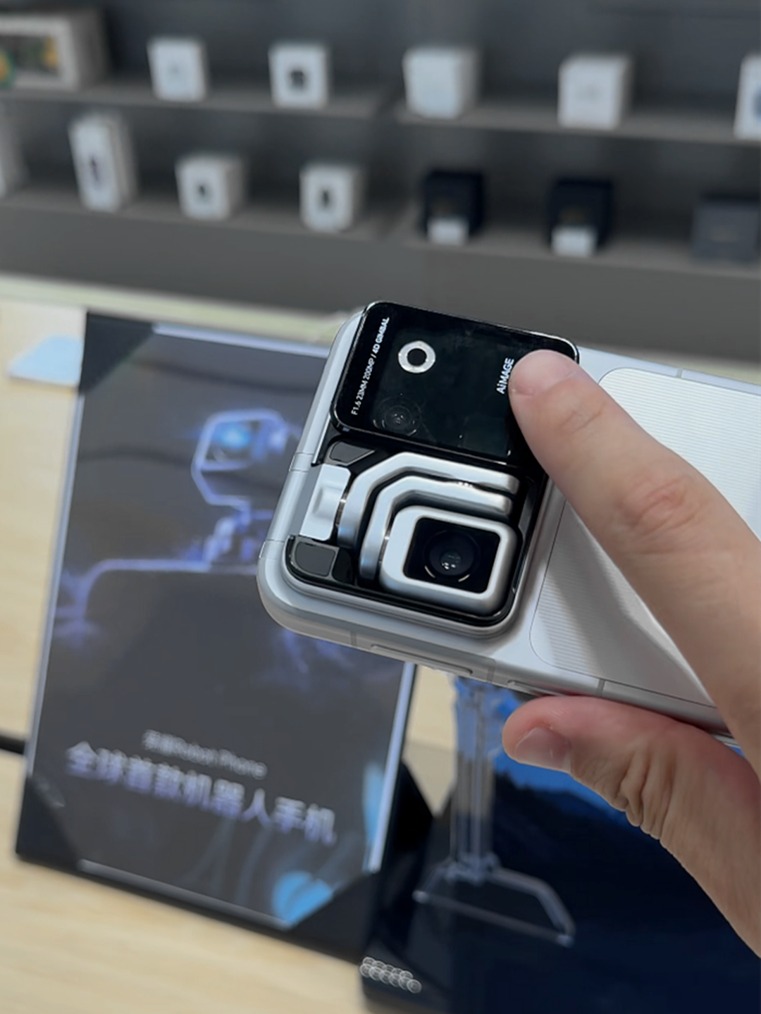 建议大家有机会可以去试试荣耀Robot Phone这个云台视窗的开关舱手感，阻尼相当细腻，很是解压，我一般都控制自己尽量不去摆弄。但估计也没人像我这么无聊来注意这些不起眼的小细节吧？[捂脸]
