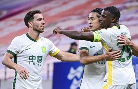 2026年10月9日，北京国安客场3-0赢下青岛海牛，送对手提前三轮降级。赛后发布会，国安主帅蒙哥马利花了将近两分钟夸法比奥和王刚。海牛主帅里斯蒂奇说了一句话：主教练是第一责任人，但不是唯一原因。
同一场球，同一个发布厅。蒙哥马利点名夸了两个人。王刚，37岁234天，替补上场，打破国安队史最年长出场