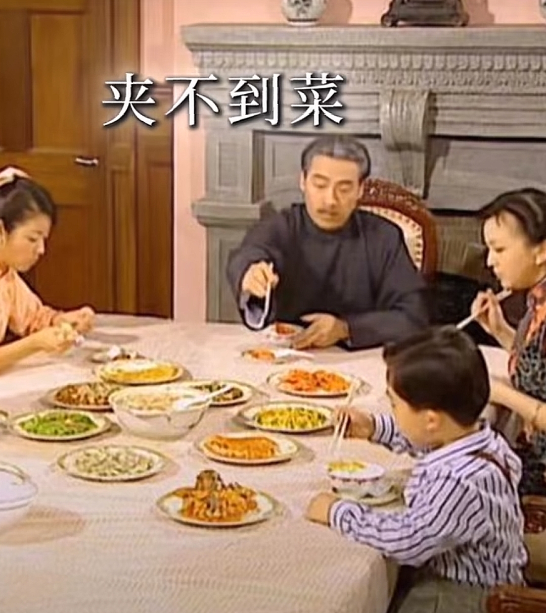 吃饭时他坐在长桌最顶头，所有菜都摆在桌子中间、离他特别远，伸手根本够不着；

• 网友脑洞吐槽：“难怪陆司令脾气那么爆，原来是天天夹不到菜饿的！要是整个带转盘的圆桌就好了”；

• 后来寇振海本人还拍视频玩梗，掏出一把超长伸缩叉子，说“不用担心，我夹得到！”，直接火上加火。