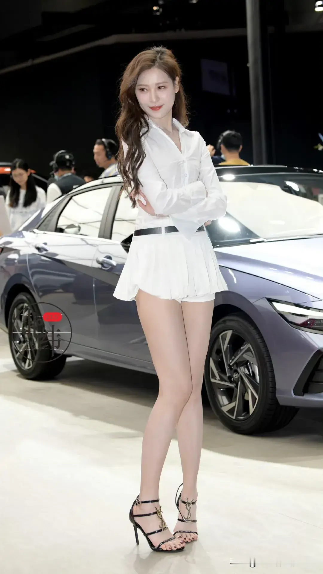 车展上靓丽的小姐姐，展现车子的魅力风采。