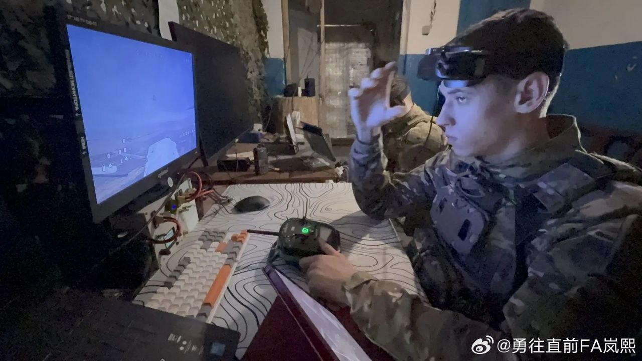 科茨的战地报道：搭车穿越“死亡地带”

“他戴着黑框眼镜，头戴黑帽，面罩拉至下巴处，胡茬间夹杂着灰白，双手沾满机油，紧握着一辆“布汉卡”（Bukhanka）面包车的方向盘。前方，一条灰色的公路蜿蜒延伸，上方电线杆间拉着网格状的防护网——这是一条由“鸟儿”（无人机）构成的、绵延数公里的绿色隧 ​
