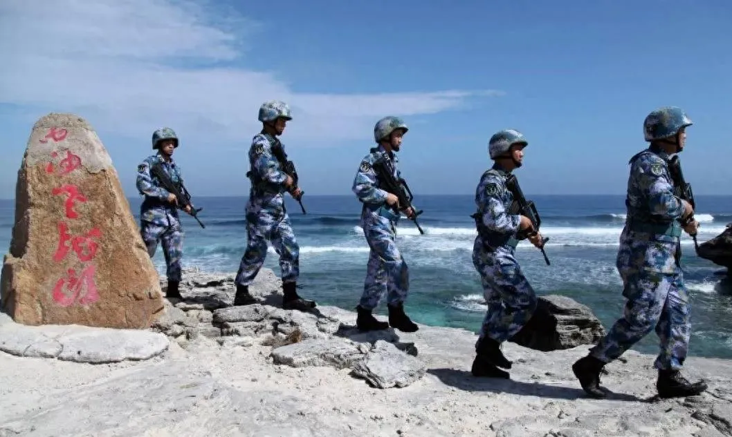 南海黄岩岛的战巡行动，绝非一次普通出海巡航。9月2日南部战区组织海空力量，在黄岩岛周边开展战备警巡。
中国海警常态化巡航黄岩岛有何意义 如何看待南部战区位黄岩岛战备警巡 中国海警常态化巡航黄岩岛 
最近一段时期这片海域风波不断。外来舰机时不时过来试探搅局，想方设法制造海上争端。黄岩岛历