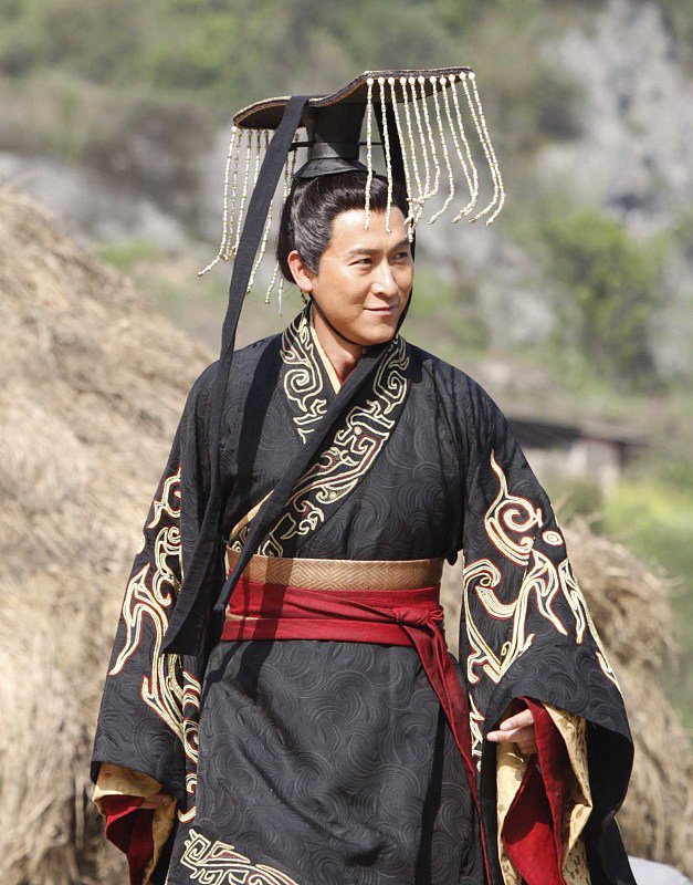 汉武大帝刘彻，凭什么称得上千古一帝

提到雄主，汉武帝刘彻绝对绕不开。很多帝王是守成，很多帝王只能打仗，而刘彻，是硬生生把一个王朝的格局，彻底改写。

汉武帝接手的汉朝，是文景之治攒下的家底。几十年休养生息，国库粮食堆到腐烂，钱币串子朽断。但表面繁华之下，藏着两大心腹大患：北边匈奴年年南下劫掠，和亲