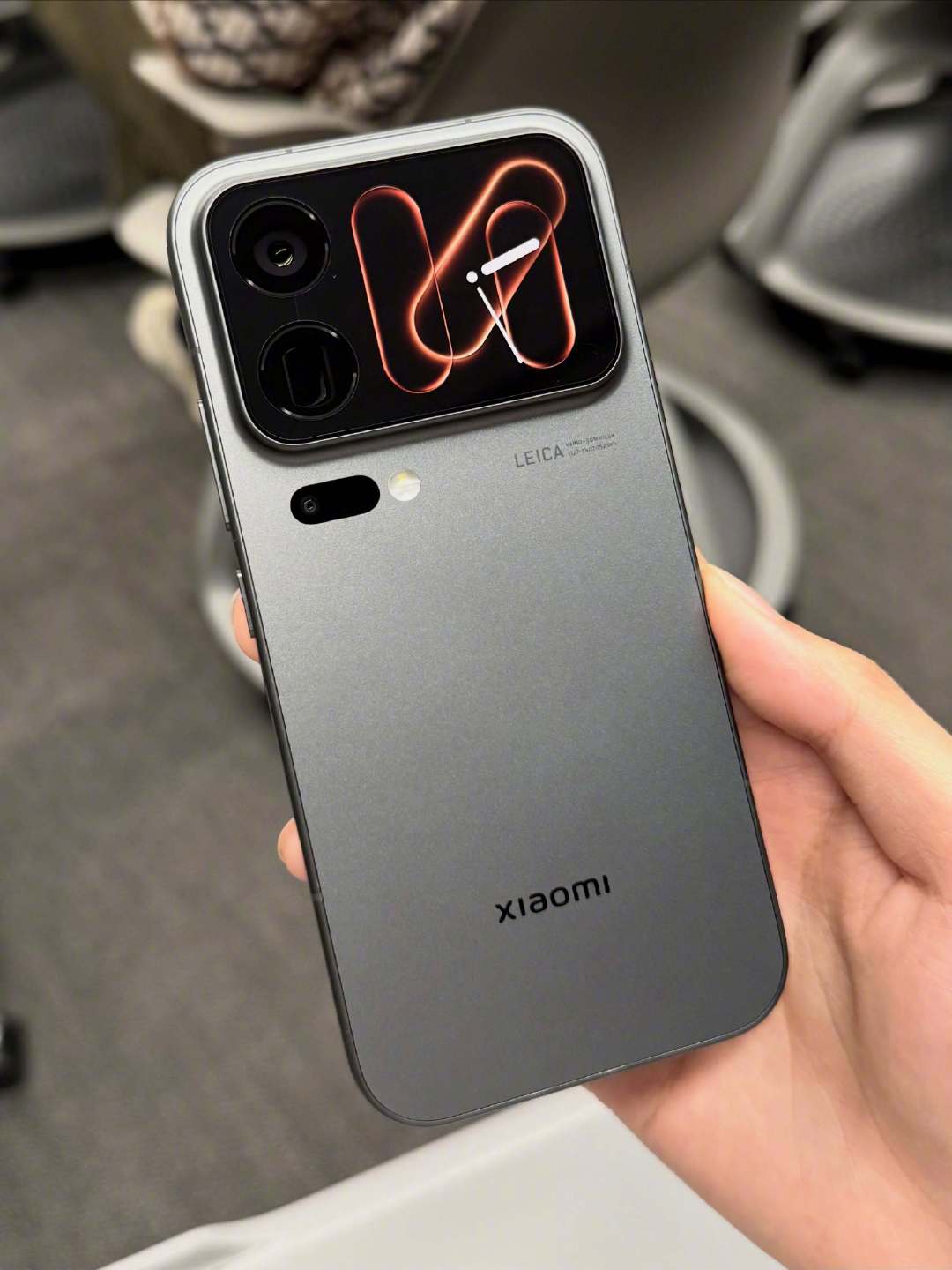 iPhone18promax橙色透明版和黑色真机实拍图，这个外观你们喜欢嘛？（图源网） ​