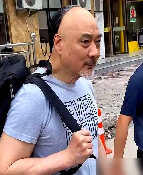 周星驰拍《武状元苏乞儿》，全剧组都反对一个人进组，他直接撂话：不用他，我也不拍了。
那人叫徐少强。80年代初，他靠《天蚕变》的云飞扬红遍东南亚，后来因为合约纠纷突然失场，被电视台换人封杀，到90年代已经跌到谷底，没人敢用。
可周星驰记着一件事。当年他还没红，穷得吃不上饭，是徐少强请他吃了一顿。就