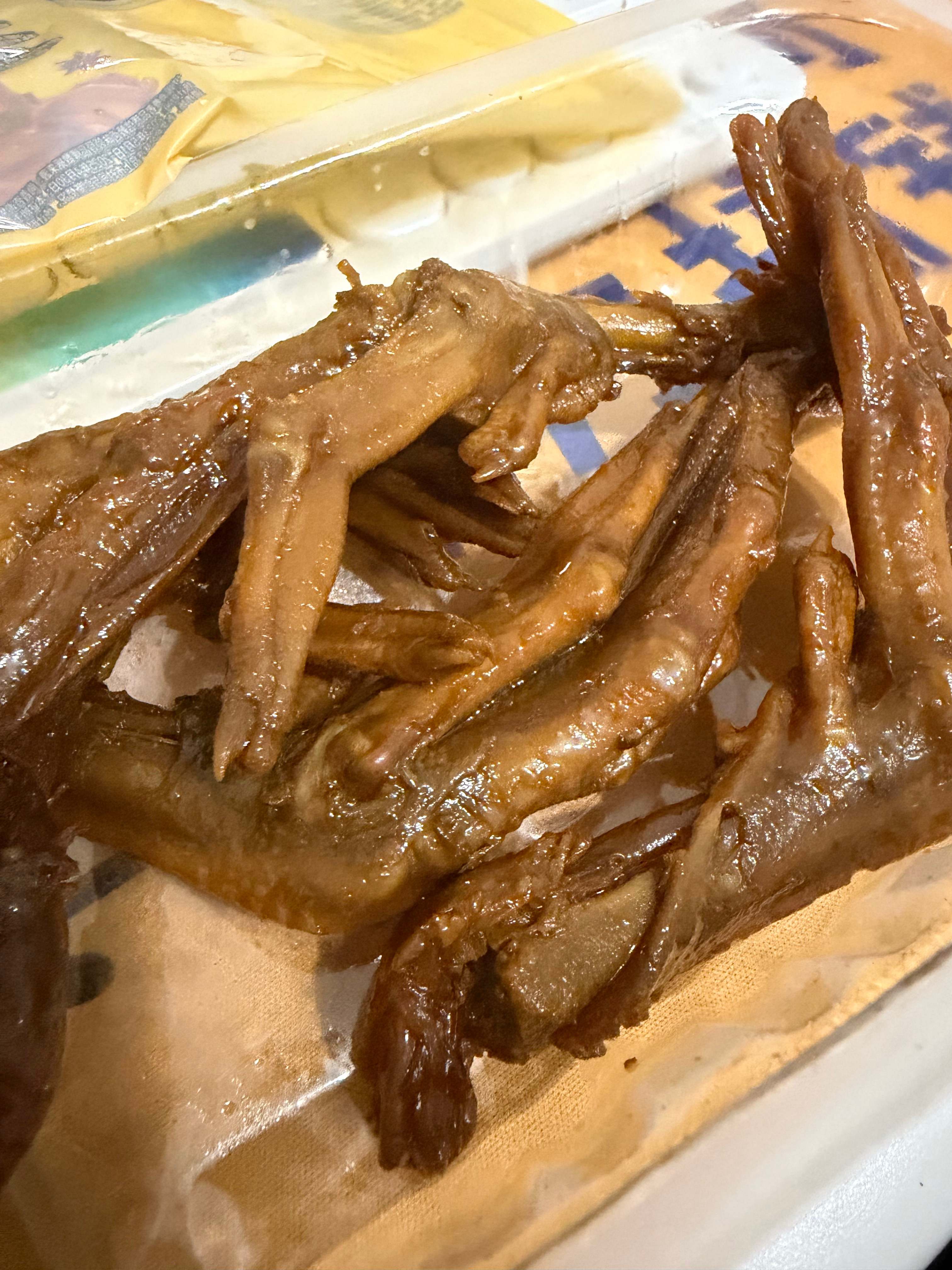 新周快乐！晒下周末两天吃吃喝喝，周末都睡得挺晚的，没做早餐，湿炒牛河，鸭爪，自制调酒，胡辣汤，牛肉水煎包，泡面，大颗鳗鱼鱼丸。把配料表中的白砂糖还给我们少喝饮料。我的美食日记