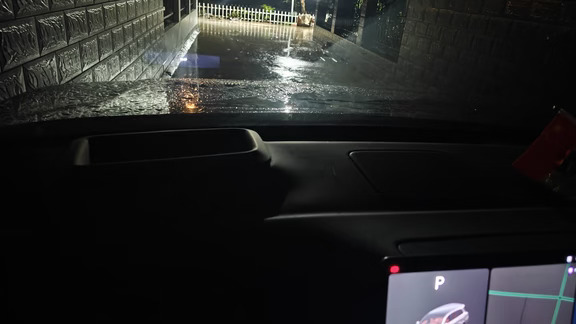 雨丝斜斜地划过车窗，把街灯晕染成毛茸茸的光团。一场秋雨一场寒，可车里还留着夏天的余温。雨刷慢悠悠地摆着，像在跟秋天数拍子。
	
到家了，熄了火，却不想推开车门。雨点敲着车顶，滴滴答答，是秋天在说悄悄话。玻璃上淌着细密的水痕，把外面的世界揉成模糊的水彩。这一刻多好——雨声裹着车厢，像件刚好的旧毛衣。我坐着，听秋天在车外淅淅沥沥地走，听自己心里，也下着一场不大不小的雨。#理想l9#我的智系车