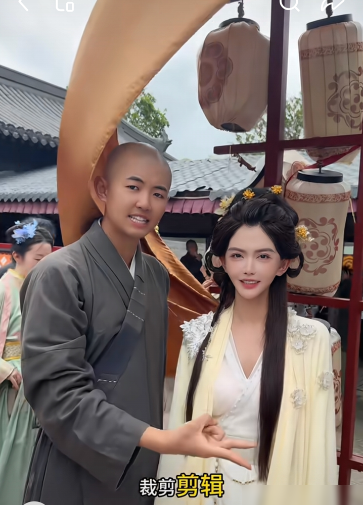砸五百万动刀三十次的科技脸，跑去古装剧组演个没名没姓的村姑，转头就被制片人指着鼻子嘲笑是蹭合影的游客。你敢信这出闹剧？
8月23日韩安冉晒出济公4剧照，顶着满脸硅胶感硬挤进镜头。制片人反手拆台，直言剧组根本不认识她，纯属路人打卡。韩安冉急得跳脚，连发长文咒骂对方丑成猪妖转世。眼看火要烧透，导演赶紧