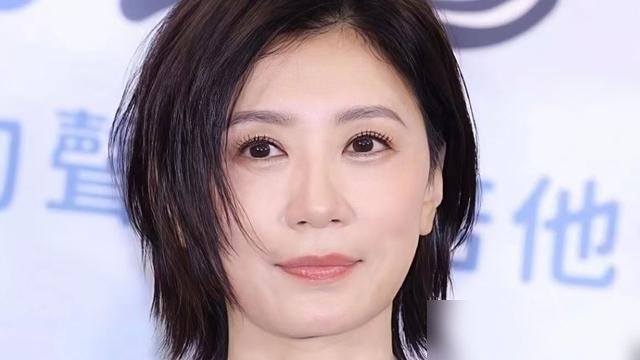 52岁贾静雯，亲口证实22岁大女儿恋爱了，男方已经见过面吃过饭。
搁一般家庭，这岁数谈恋爱当妈的多半得盯着、防着、盘问个底朝天。她倒好，大大方方承认，说相处得不错。再看她自己的状态，素颜自拍，运动流汗，生日被砸一脸奶油也不端着。
前脚刚从马来西亚拍戏回来，手肘滑囊炎还戴着护具，后脚就去跑女性健康