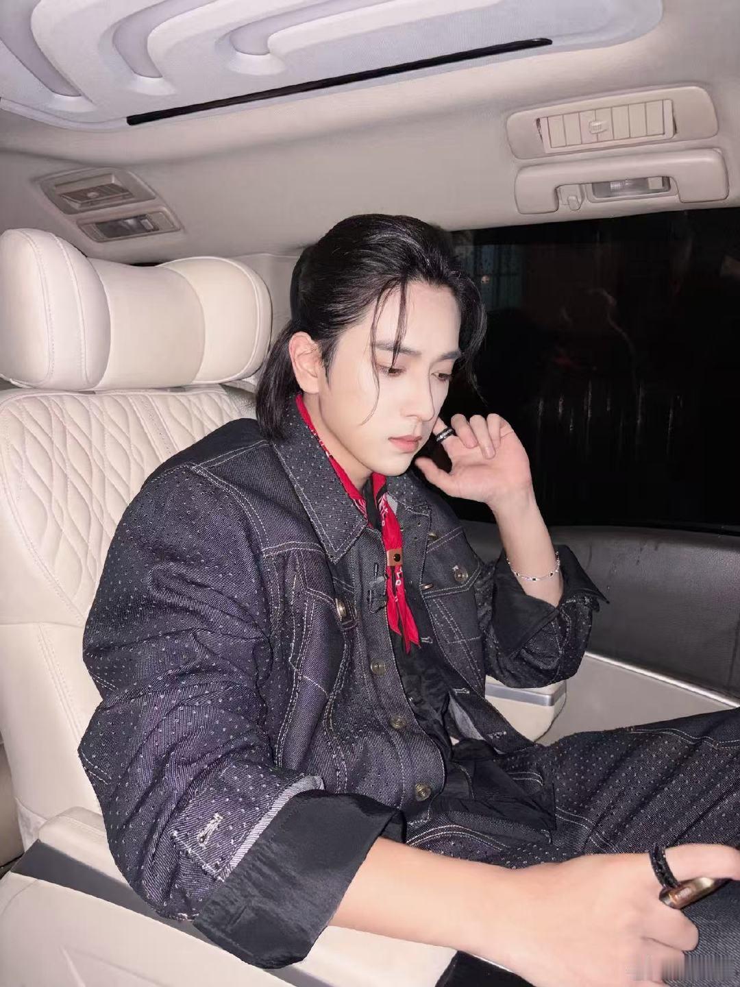 #陈若轩在余文乐怀里哭##披荆斩棘直播##余文乐和早安坐一桌# 余文乐的反差感真的很有意思，既能和早安坐一桌看热闹，又能接住陈若轩的情绪崩溃。真人秀把哥哥们脆弱又真实的一面完整记录下来。 ​
