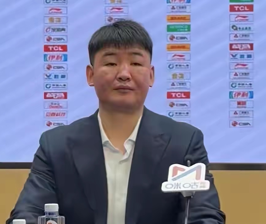 开局四连败！菜鸟主帅顾全玩不转CBA，郑永刚或11月临危救火
CBA揭幕战，深圳客场68‑102大比分不敌卫冕冠军上海，34分的巨大分差震惊不少球迷。算上季前赛三连败，球队已经吞下四连败，开局形势岌岌可危。
 这是功勋球员顾全转型主教练后的正赛首秀。球员时代他在队内威望极高，但作为菜鸟主帅，临场应变