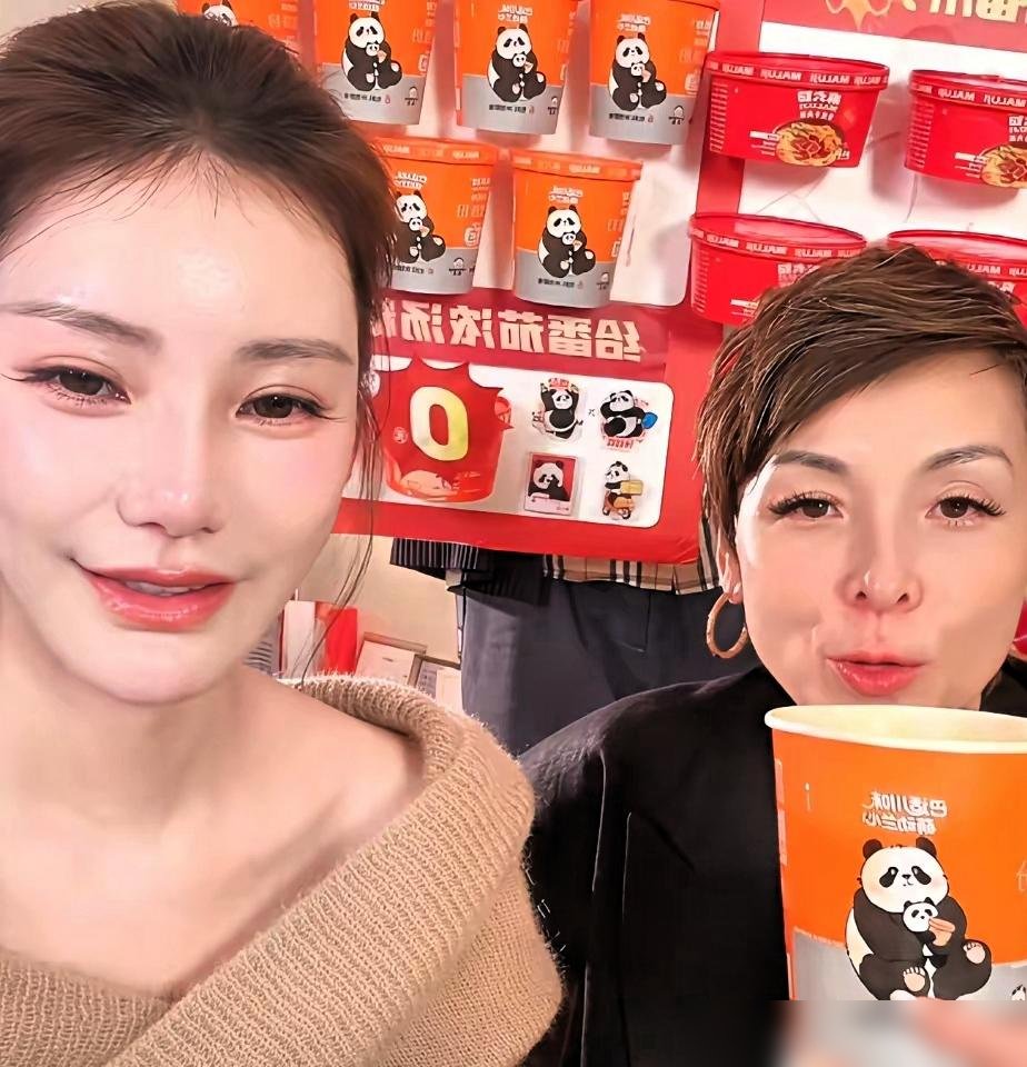 汪小菲被拍到有长发女子给夹菜，马筱梅正在家直播，俩人各干各的。就一个夹菜动作，网友已经脑补出一部伦理剧了。结果马筱梅上个月刚解释完“辣妹是我”，这个月又得面对“夹菜女是谁”。她倒是不慌，直播里跟洋洋总聊得热乎，一口一个姑姑，汪宝在旁边喊得比谁都亲。这家人最厉害的本事，就是把每次绯闻都过成家庭团建。说