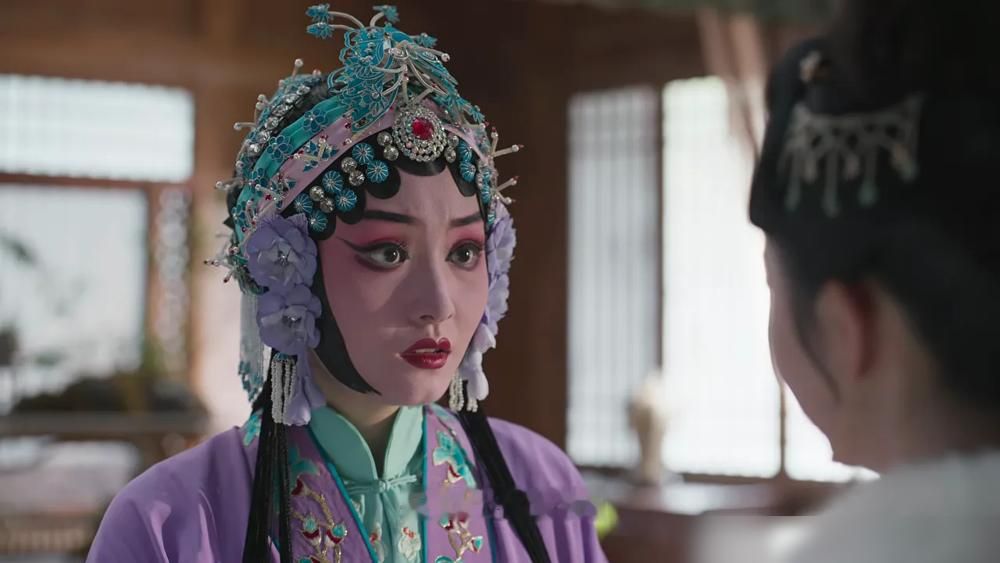 刘学义给这剧改的名，叫《退婚后前未婚妻竟成了我唯一的软肋》，太狠了。一下就点透了林锦岐那条退婚、重逢、嘴硬、追妻的路子。他自己说，这角色在家是小狗，在外是狼，还是养成系。
谭松韵演的兰香，明面上温顺无害，骨子里倔得很。不是清冷美人那一挂，是底层爬起来、会听戏辨朝局的主儿。
34集里，三条戏班线索