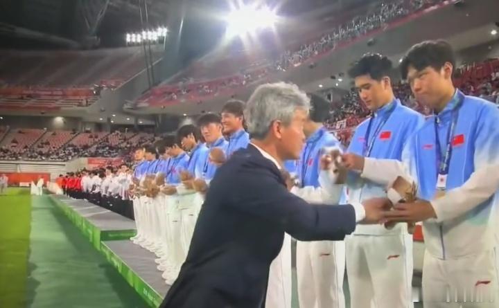 #U23国足铜牌#
【时隔28年！U23国足拿下亚运铜牌】
名古屋亚运会男足季军战，中国U23国足迎战乌兹别克斯坦。常规时间双方战成2-2，乌兹别克斯坦在终场前完成绝平，比赛拖入点球大战。
 
门将李昊上演神级发挥，两度扑出对手点球。最终中国队点球4-3取胜，总比分6-5击败对手，摘得铜牌。
 
这是中国男足 ​