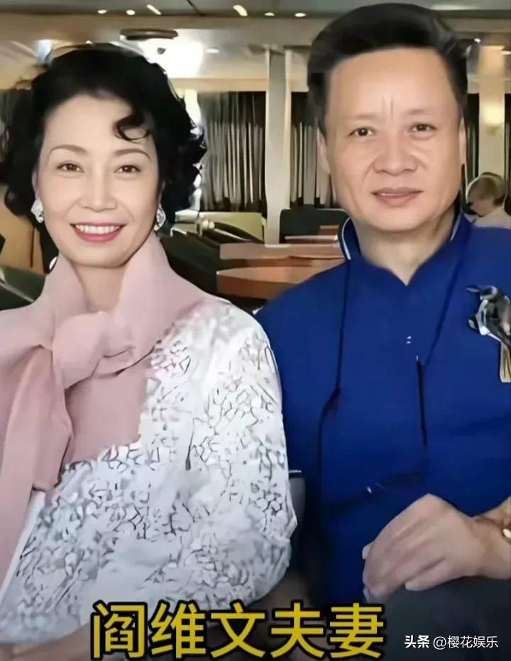 从年轻到年老，恩爱的模样一直没变。
相濡以沫的李谷一夫妻，相濡以沫的白岩松夫妻，相濡以沫的李瑞英夫妻，相濡以沫的殷秀梅夫妻，相濡以沫的吴碧霞夫妻，相濡以沫的阎维文夫妻。
他们台上光彩照人，台下却是最普通的恩爱夫妻。
李谷一作为歌坛常青树，一曲《难忘今宵》传唱几十年。她与丈夫携手走过漫长岁月，无论工作