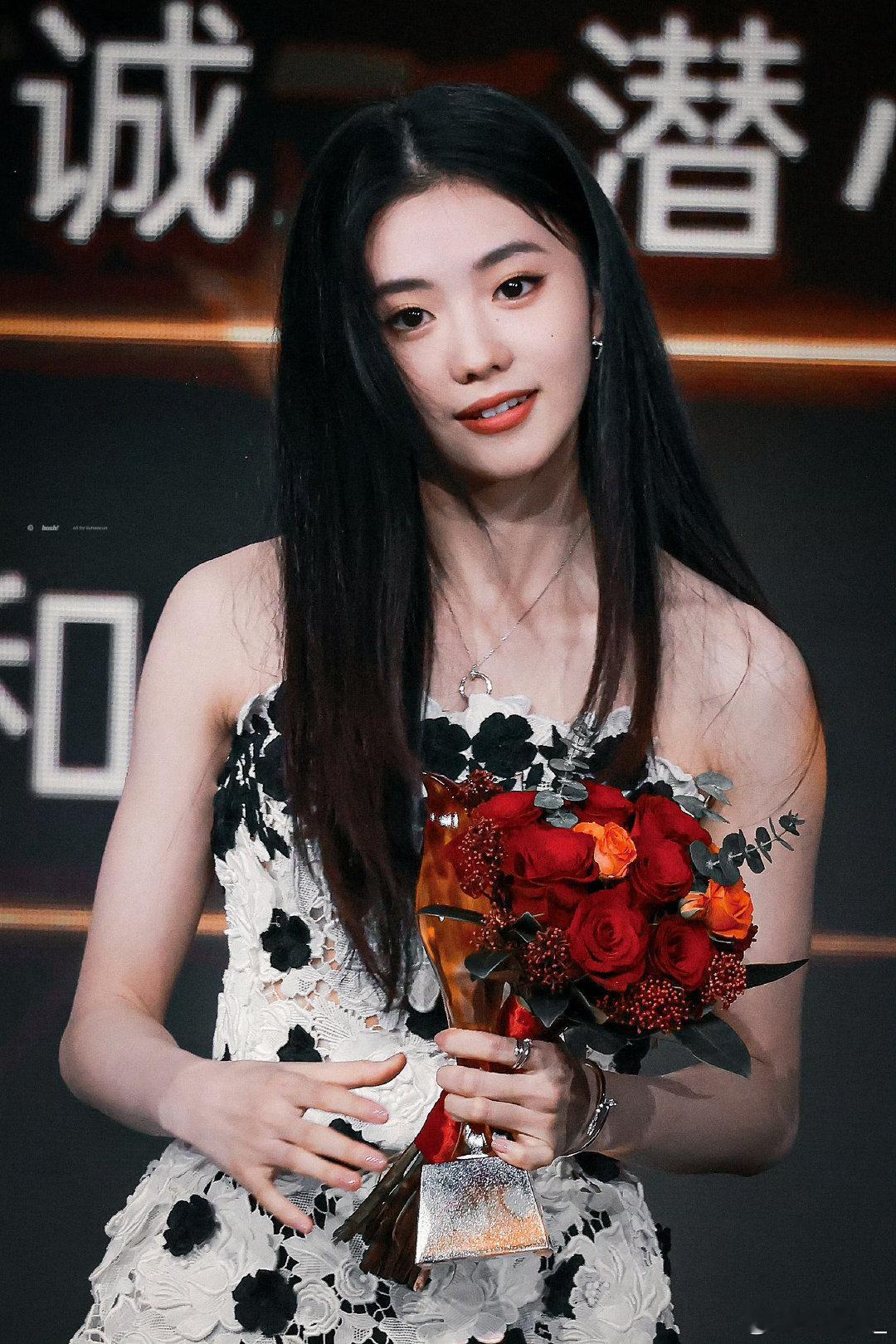 #刘浩存[超话]##刘浩存[超话]#
 每场活动都好美🖤
💐#刘浩存# ​