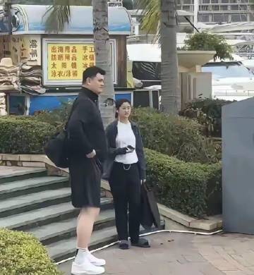 姚明一家三口三亚钓鱼，女儿姚沁蕾身高突出，网友评价撞脸吴京！