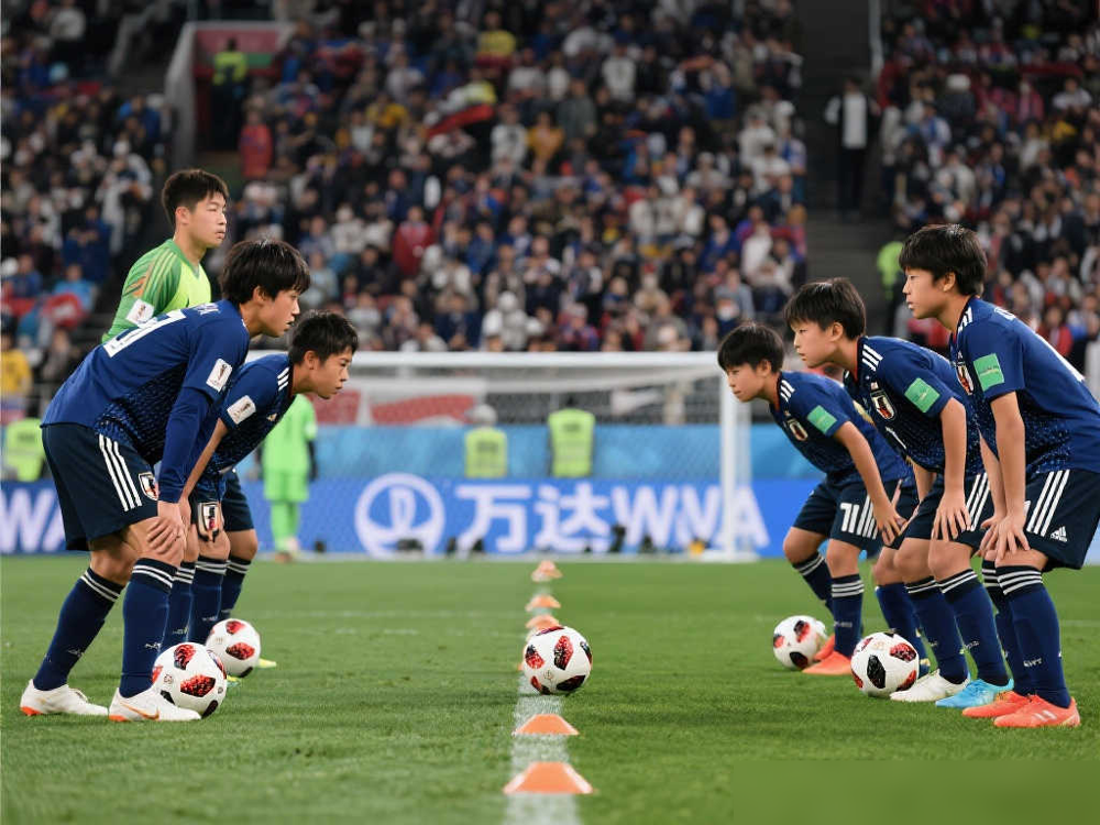 日本男排世界第二，女排把中国队打了个3比0，男足连续进了八届世界杯，男篮更是在亚运会半决赛把咱们打了个97比77。
这不是段子，这是刚发生没几年的事。
最狠的是巴黎奥运会那回。男足女足、男篮女篮、男排女排，六支队全进正赛。放眼整个亚洲，日本是头一个非东道主做到这点的。
东京奥运那会儿还有人说沾