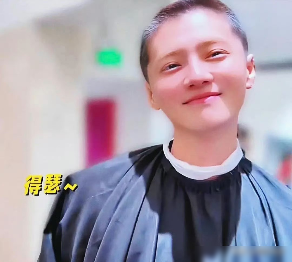 鹿晗剃了，直接剃成板寸，出道14年头一回这么短。机场图一出来，评论区炸了。
不是为新戏，不是玩叛逆。就是巡回演唱会那阵，头发反复漂染，发根全毁了，毛鳞片炸得像枯草。医生让剃，头皮需要喘口气。
于是这哥们真剃了，顶着个青皮脑袋去延吉录综艺。5月天，户外跑动，他说省事，凉快。
前几天直播有人问，他