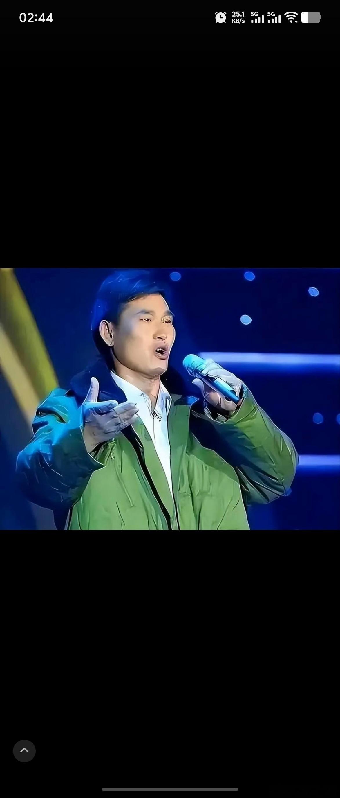 不顾央视怒批顶风作案？郭德纲处罚完，朱之文再惹众怒。
前段时间郭德纲因舞台内容违规、不当改编经典，被官方重罚64万，多家官媒下场点名批评，敲响行业警钟。
万万没想到，风波未平，又一位老牌艺人翻车。8月29日，朱之文受邀出席山东台儿庄古城举办的台风音乐季大型文旅活动。他这身古风员外装扮， ​
